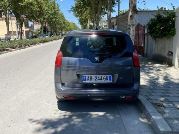 Fier, shitet makine Peugeot 5008 Viti 2011, 6.000 Euro