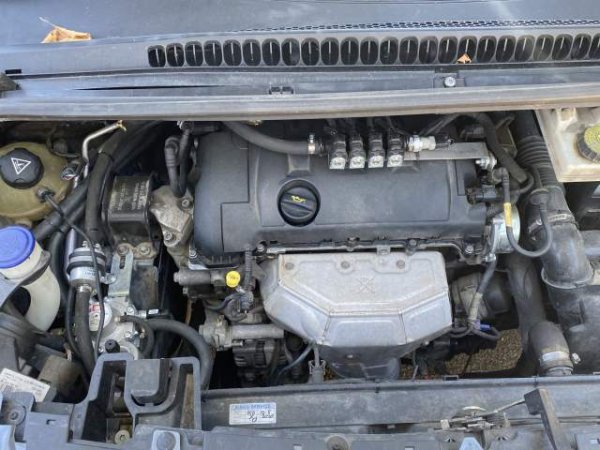 Fier, shitet makine Peugeot 5008 Viti 2011, 6.000 Euro