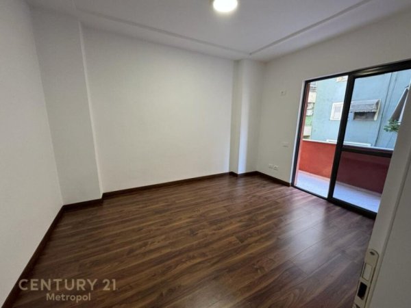 MYSLYM SHYR, APARTAMENT 2+1 PER SHITJE!