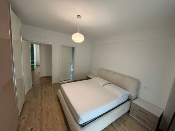 Jepet me qera apartament 2+1+2 i sapomobiluar,21 dhjetori  , rruga Frosina Plaku 600 euro