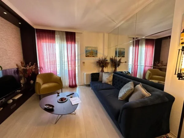 Shitet, Apartament 2+1+2, Liqeni i Thate, Tirane