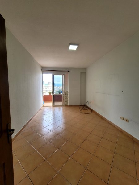 Shitet,Apartamnent 2+1, Komuna e Parisit, Tirane.