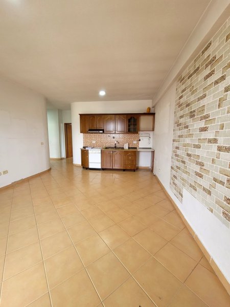 Shitet,Apartamnent 2+1, Komuna e Parisit, Tirane.