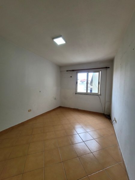 Shitet,Apartamnent 2+1, Komuna e Parisit, Tirane.