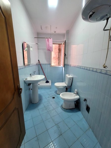 Shitet,Apartamnent 2+1, Komuna e Parisit, Tirane.