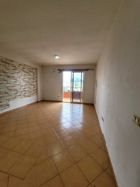 Shitet,Apartamnent 2+1, Komuna e Parisit, Tirane.