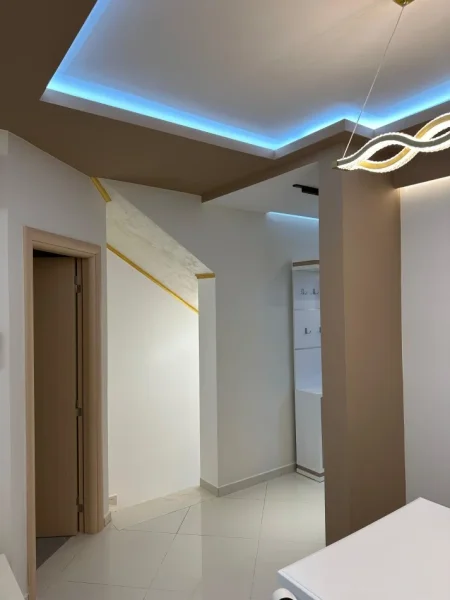 Jepet Dublex 3+1+3 tek Rezidenca Kodra Diellit 1 . Dublexi eshte totalisht i mobiluar me planimetri te rregullt dhe me post parkimi. Cmimi 1500€ neto