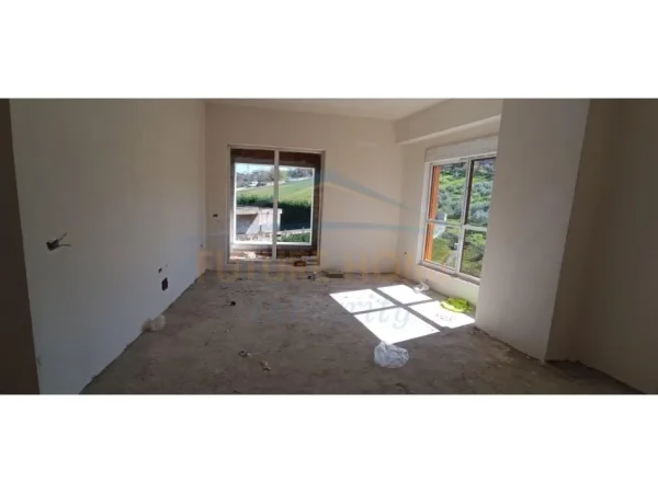 Shitet, Apartament 2+1+2, Rezidenca Kaimi, Tiranë.
Cmimi 104,000euro