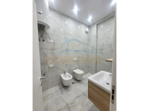Qera, Apartament 2+1+Post Parkimi, Për Zyra, Rruga e Kavajës
Cmimi 900euro