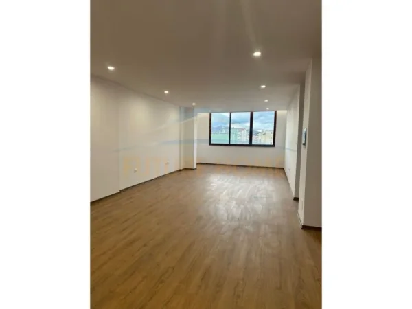 Qera, Apartament 2+1, Blloku, Tiranë
Cmimi 1300euro