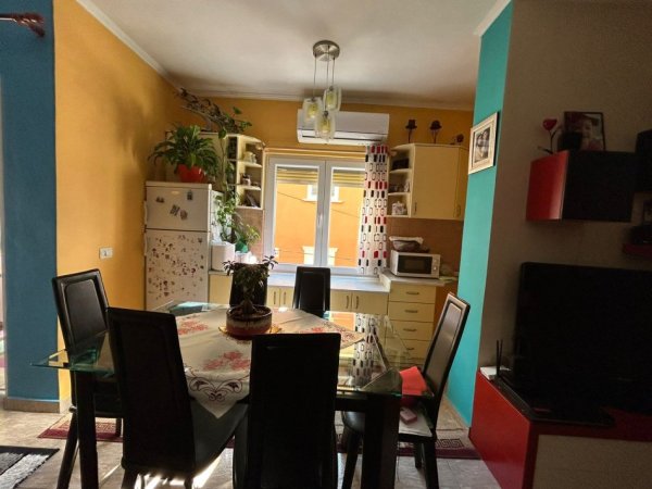 Ekskluzive!
Shitet apartament 3+1+2 te rruga e Elbasanit prane terminalit.