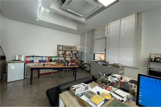 Zyre me qira tek Komuna e Parisit 1200eur