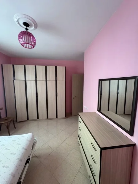 Jepet me qera Apartamenti 2+1+2  350 mije leke , Yzberisht perballe KMY.