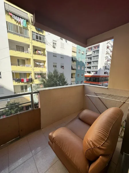 Jepet me qera Apartamenti 2+1+2  350 mije leke , Yzberisht perballe KMY.