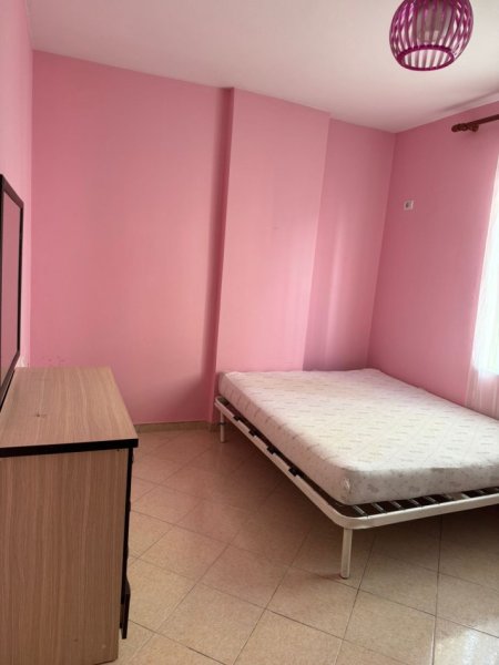 Jepet me qera Apartamenti 2+1+2  350 mije leke , Yzberisht perballe KMY.