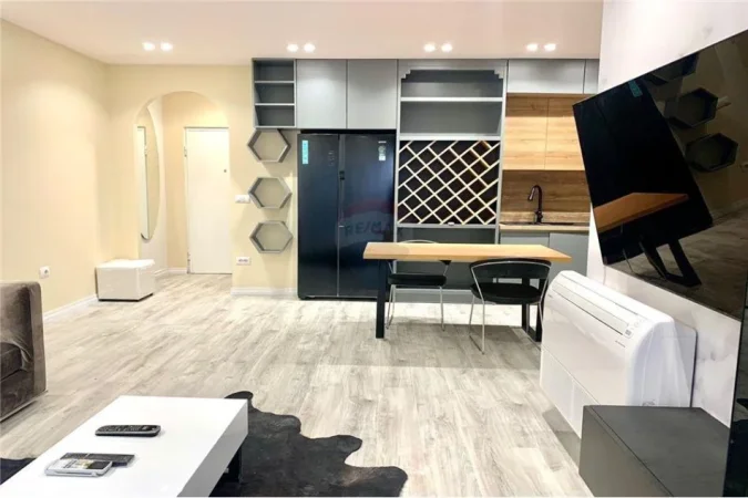 Apartament - Me Qira - Komuna e Parisit, Shqipëri
APARTAMENT 2+1 ME QERA TEK KOMUNA PARISIT