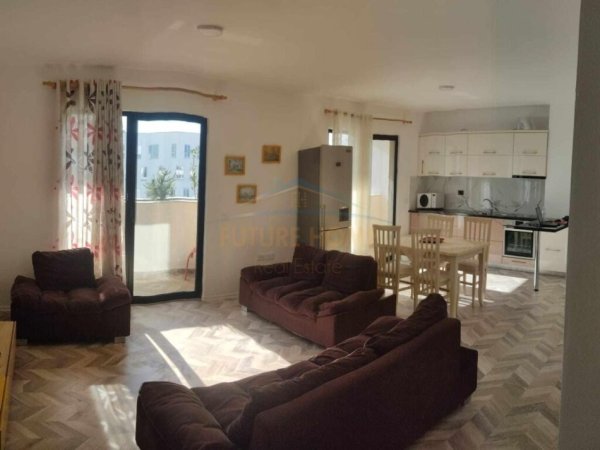 Apartament 2+1 për Qira në Rruga 5 Maji, Tiranë.