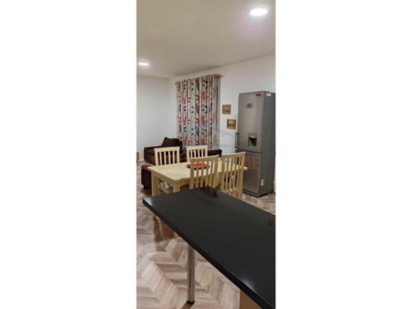 Apartament 2+1 për Qira në Rruga 5 Maji, Tiranë.