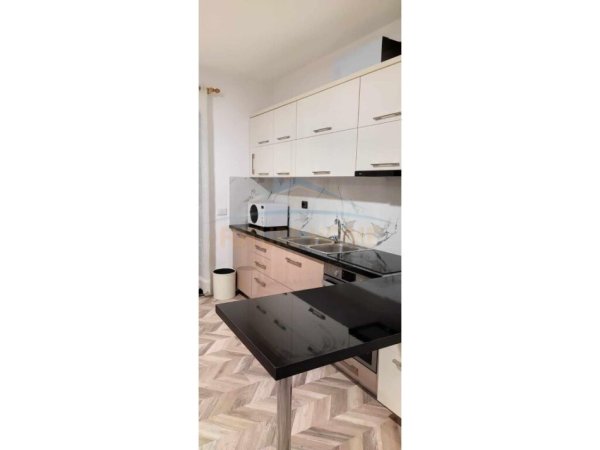 Apartament 2+1 për Qira në Rruga 5 Maji, Tiranë.