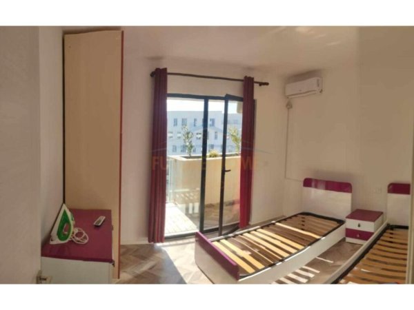 Apartament 2+1 për Qira në Rruga 5 Maji, Tiranë.