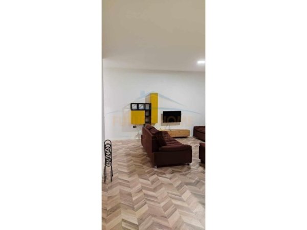 Apartament 2+1 për Qira në Rruga 5 Maji, Tiranë.