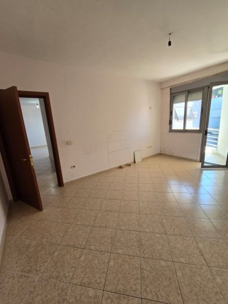 Apartament 2+1 në shitje Rr. e Kavajës prane qendres "Globe" 185.000 euro