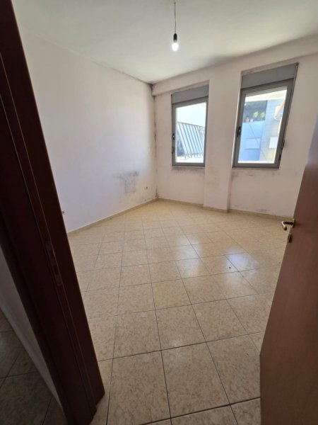 Apartament 2+1 në shitje Rr. e Kavajës prane qendres "Globe" 185.000 euro