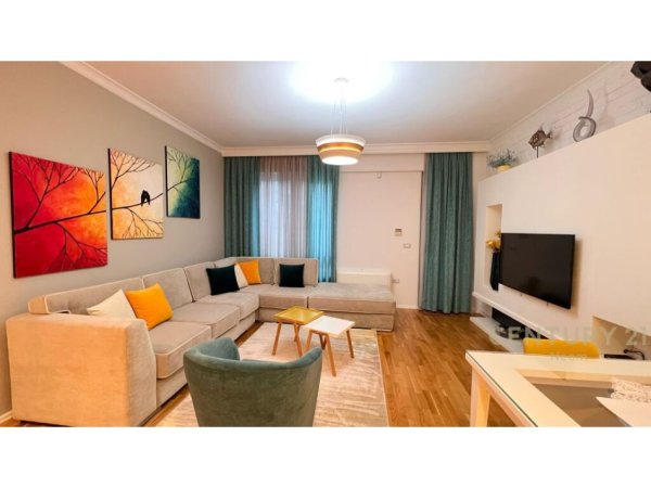 APARTAMENT 2+1+2 POSTE PARKIMI ME QERA Te liqeni thate.