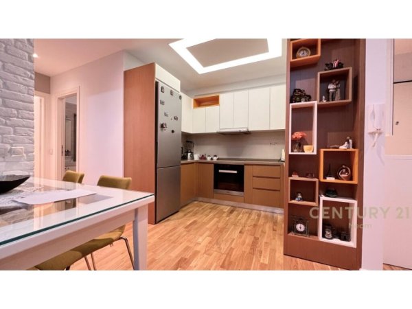 APARTAMENT 2+1+2 POSTE PARKIMI ME QERA Te liqeni thate.