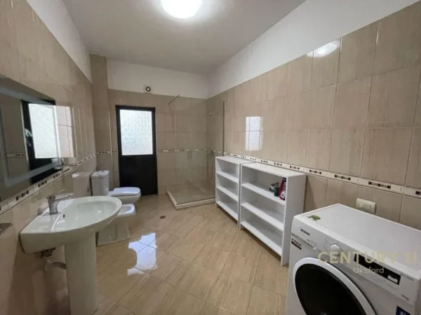 Apartament 3+1+2 për Qira Pran Qendra Tregtare TEG