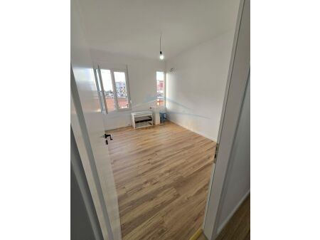 Shitet, Apartament 2+1 për Shitje në Rrugen Xhanfize Keko, Xhamlliku, Tiranë. AREA39171