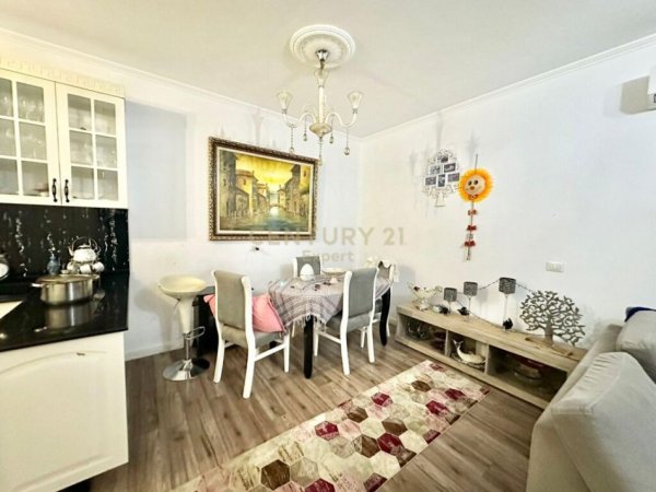 130,000€,Apartament 2+1+2 me verande për Shitje tek Restorant Fresku!