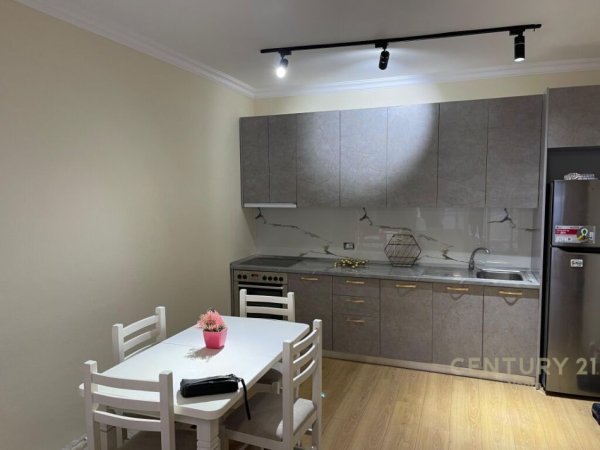 Apartament 1+1 Me Qera te Liqeni Thate!     Neom90134