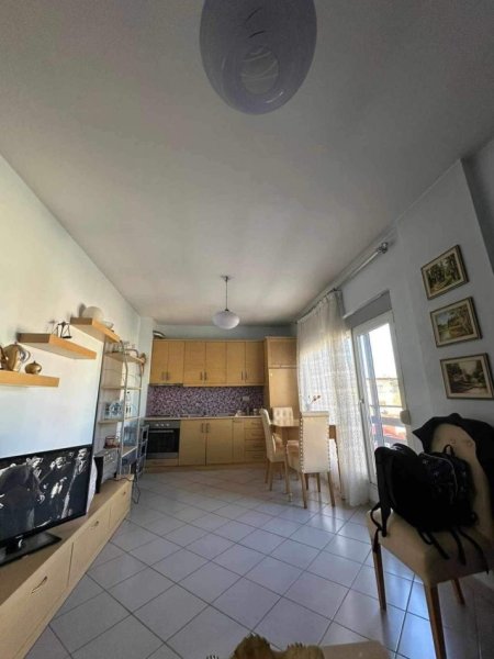 Jap me qira apartament 1+1, 450 Euro te Rr. Naim Frasheri