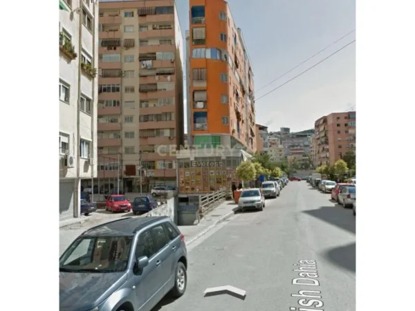 KOMUNA PARISIT, SHITET AMBIENT KOMERCIAL