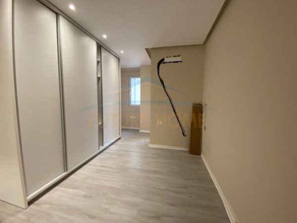 Shitet, Apartament 3+1+2, Yzberisht.172000 Euro