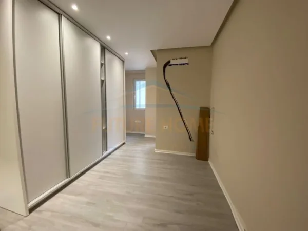Shitet, Apartament 3+1+2, Yzberisht.172000 Euro