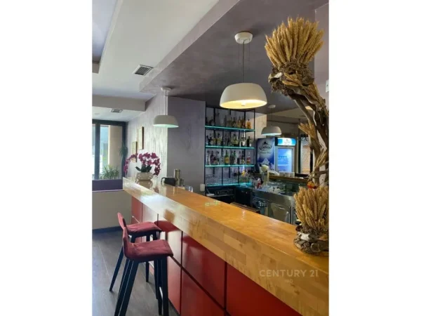 Jepet ambient komercial me qira tek 21 Dhjetori !