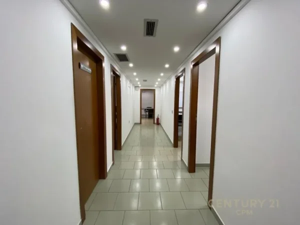 JAPIM AMBJENT KOMERCIAL ME QIRA TEK RRUGA E KAVAJES