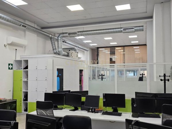 Jepet me qera ambient openspace per zyra 3500Euro