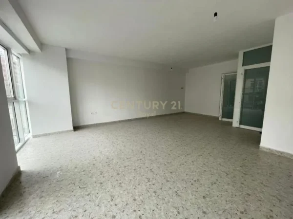 JAPIM ME QIRA AMBIENT KOMERCIAL TE RRUGA E DIBRES