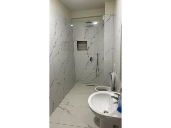 Ofrojme apartament 1+1 per qira ne Rrugen Dritan Hoxha!