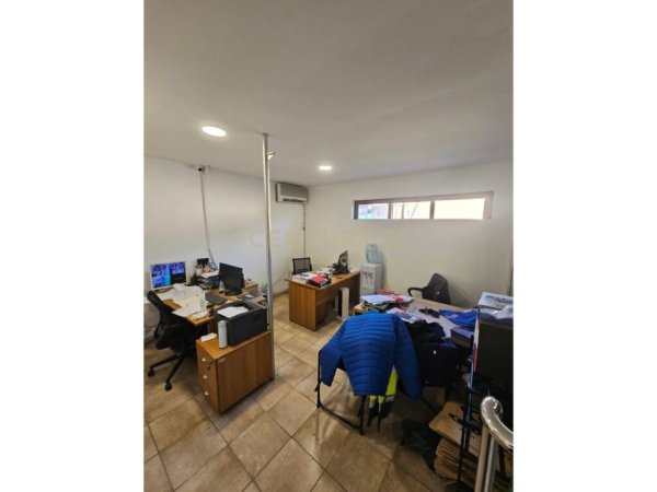 Dyqan për Qira Pranë Casa Italia, Buze Rrugës Kryesore
