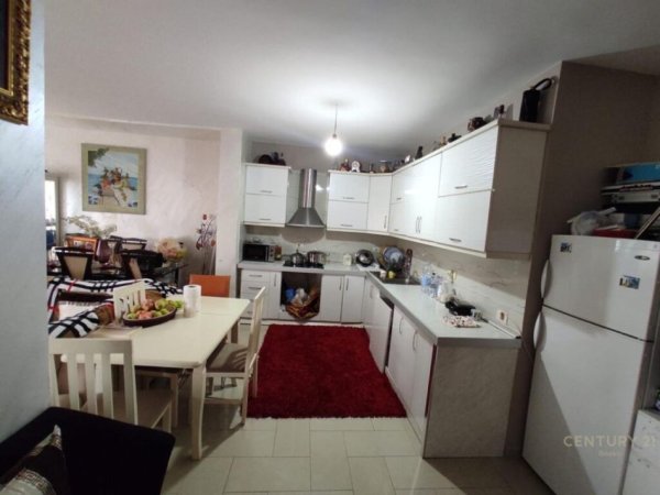 Shitet apartament 3+1+2 ne Fresk!