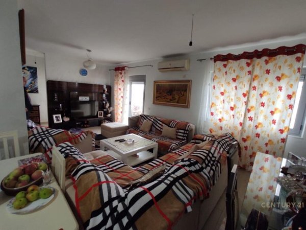 Shitet apartament 3+1+2 ne Fresk!