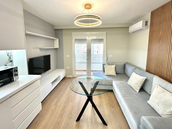 KRYQEZIMI 21 DHJETORI, JEPET ME QIRA APARTAMENT 2+1!!
 800 euro/muaji