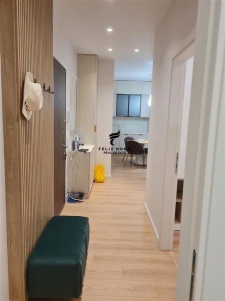 APARTAMENT ME QERA,21 DHJETORI,1.000 EURO.