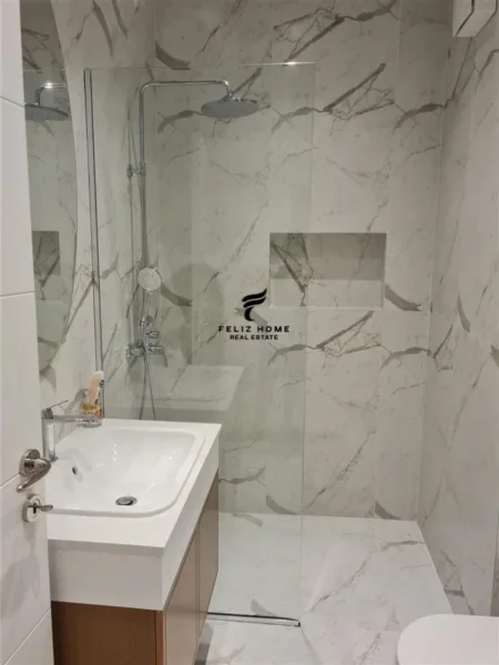 APARTAMENT ME QERA,21 DHJETORI,1.000 EURO.