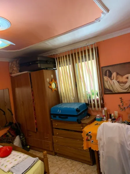 Jepet me qera apartament 2+1+2 Pallatet Agimi (pa ashensor) Bllok 40.000 Leke te reja