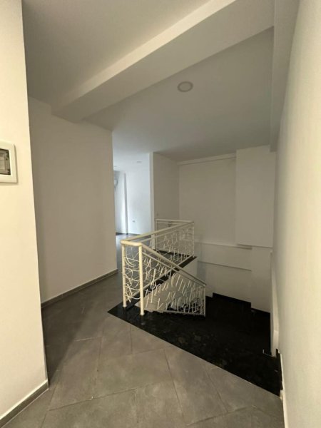 OKAZION!!! Shitet apartament 2+1 + njesi tregtare ne FRESK 120,000 Euro